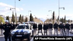 Crnogorska policija čuva prilaz parlamentu u Podgorici, 26. decembra 2019. 