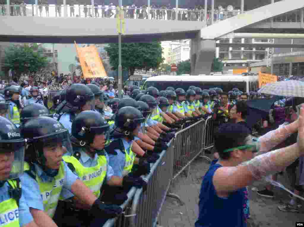 港人聲援佔中抗拒警方封鎖中環金鐘多處癱瘓(美國之音海彥拍攝)
