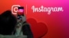 Seorang pengunjung memotret logo aplikasi Instagram di Paris, Perancis, 7 Februari 2018. 