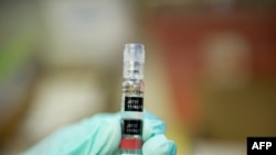 ARSIP – Seorang perawat mengisi alat suntik dengan vaksin untuk penanggulangan hepatitis pada klinik imunisasi gratis bagi para siswa sebelum awal tahun sekolah, di Lynwood, California, 27 Agustus 2013 (foto: AFP Photo/Robyn Beck)