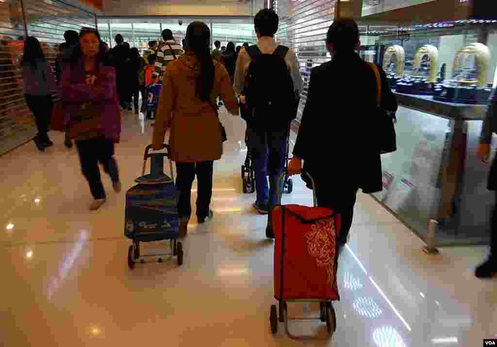 有中國自由行旅客拉著購物車逛商場。(美國之音湯惠芸攝)