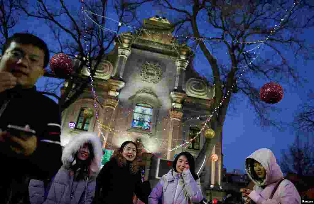 2017年12月24日,圣诞节前夕,人们到达宣武门天主堂(北京市西城区前门西大街141号)。这是北京最早建立的天主教堂,俗称南堂,是天主教北京教区的主教座堂。清代皇帝顺治曾24次亲临南堂,雍正和乾隆皇帝都曾为重修而拨款,但这座教堂也被道光朝廷没收过,被义和团围攻过,被红卫兵冲击过。1979年圣诞节前夕,中国天主教爱国会自选自圣主教傅铁山在此接受神职,标志着天主教在中国大陆恢复活动。
