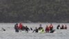 Upaya penyelamatan paus yang terdampar di Macquarie Harbour, dekat Strahan, Tasmania, Australia, 22 September 2020. (Foto: AAP / The Advocate Pool, Brodie Weeding)
