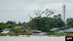 တောင်ငူမြို့နယ်ထဲမှာ မိုးသည်းထန်စွာ ရွာသွန်းမှုကြောင့် ရေကြီးရေလျှံမှု ဖြုစ်နေတဲ့ မြင်ကွင်း။ ၂၀၂၄ ခုနှစ် စက်တင်ဘာ ၁၄ ရက်။ 