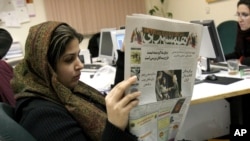 Wartawan Iran, Elahe Khosravi, membaca harian Hamshahri, di Teheran, Iran, 7 Feruari 2006. (Foto: dok). Media Iran melaporkan kantor surat kabar reformis Sedayeh Eslahat” diperintahkan untuk ditutup, Jumat (14/9) atas tuduhan menghina agama Syiah.