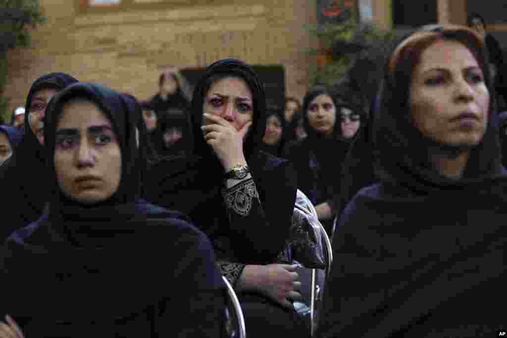 عکسی از آسوشیتدپرس از عزاداری گروهی از زنان در حاشیه یک مراسم تعزیه در جنوب تهران. 