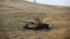 Uništeni tenk u blizini grada Hadruta, koji je prešao pod kontrolu azerbejdžanskih snaga, u području Nagorno Karabaha (Foto: REUTERS/Aziz Karimov)