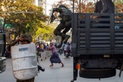 Seorang laki-laki berlari saat tentara turun dari kendaraan saat bentrokan terjadi.