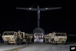 Truk pembawa bagian-bagian komponen misil THAAD tiba di Pangkalan Militer Osan,Pyeongtaek, Korea Selatan, 6 Maret, 2017 (Foto: dok).