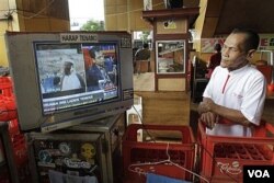 Seorang warga Jakarta, Senin (2/5) menonton siaran televisi nasional yang mengabarkan tewasnya Osama bin Laden.