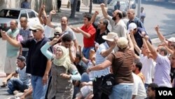 Para demonstran Tunisia meneriakkan slogan-slogan yang mengecam pemerintah di lapangan La Kasbah, di ibukota Tunis (15/7).