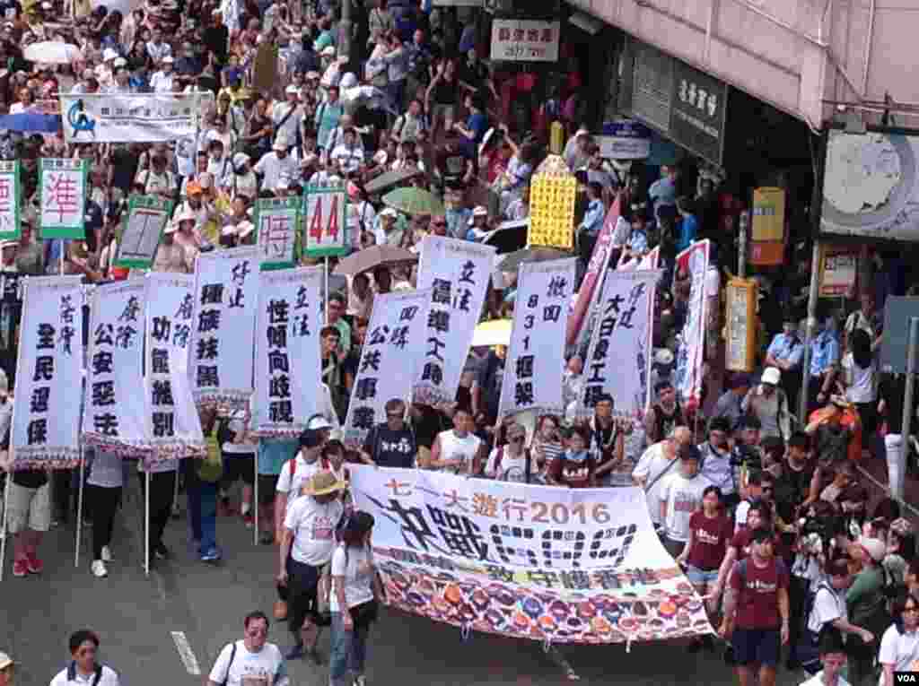 數萬港人參加七一大游行誓言守護香港(美國之音海彥拍攝)