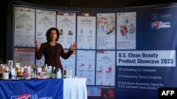 美國商務部長吉娜·雷蒙多(Gina Raimondo)2023年8月28日在北京向媒體展示在中國銷售的一些美國製造的健康用品。（媒體聯訪照片）