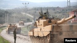 Konvoi militer Turki tiba di desa perbatasan Turki-Suriah di provinsi Kilis, Turki, 21 Januari 2018.