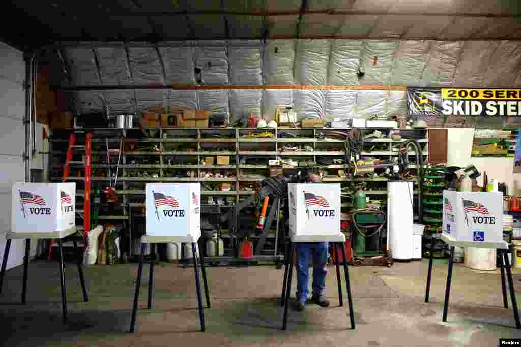 Votando numa assembleia de voto instalada numa garagem em Fernald, no estado de Iowa.