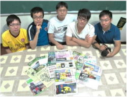 2010年”愛瞞日報”獨立出刊。編採人員合照：周庭希（中）、崔子釗（右一）。（周庭希提供）