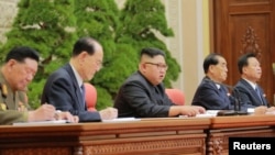 지난 10월 북한 조선노동당 중앙위원회 제7기 제2차 전원회의가 평양에서 진행됐다고 8일 조선중앙통신이 보도했다. 왼쪽부터 황병서 군 총정치국장, 김영남 최고인민회의상임위원장, 김정은 국무위원장, 박봉주 내각총리, 최룡해 당 중앙위 부위원장.