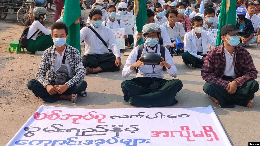 ပညာရေးဝန်ထမ်းတွေရဲ့သပိတ် မြင်ကွင်း။ (ဧပြီ ၂၉၊ ၂၀၂၁)