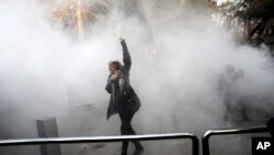محصل اعتراض کننده در صحن دانشگاه تهران