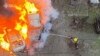 Petugas pemadam kebakaran tampak berusaha memadamkan api yang timbul menyusul serangan rudal Rusia ke wilayah Poltava, Ukraina, pada 17 November 2024. (Foto: Ukrainian Emergency Service via AP)