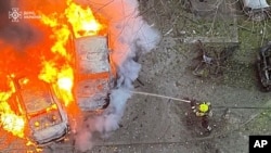 Petugas pemadam kebakaran tampak berusaha memadamkan api yang timbul menyusul serangan rudal Rusia ke wilayah Poltava, Ukraina, pada 17 November 2024. (Foto: Ukrainian Emergency Service via AP)