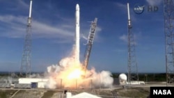 Roket SpaceX Falcon 9 membawa pesawat kargo Dragon lepas landas dari kompleks peluncuran roket di Pangkalan Angkatan Udara Cape Canaveral, Florida, 14 April 2015.