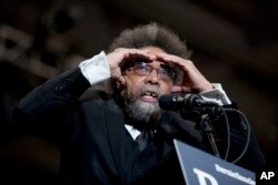 ARHIVA - Profesor na Univerzitetu Harvard, aktivista i filozof Kornel Vest govori na skupu senatora Bernija Sandersa, tada kandidata za demokratsku predsedničku nominaciju, 10. februara 2020. u Duramu u Nju Hempširu. (Foto: AP/Andrew Harnik)