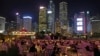 人们在香港的一个户外公园里看电影。(2020年11月10日)