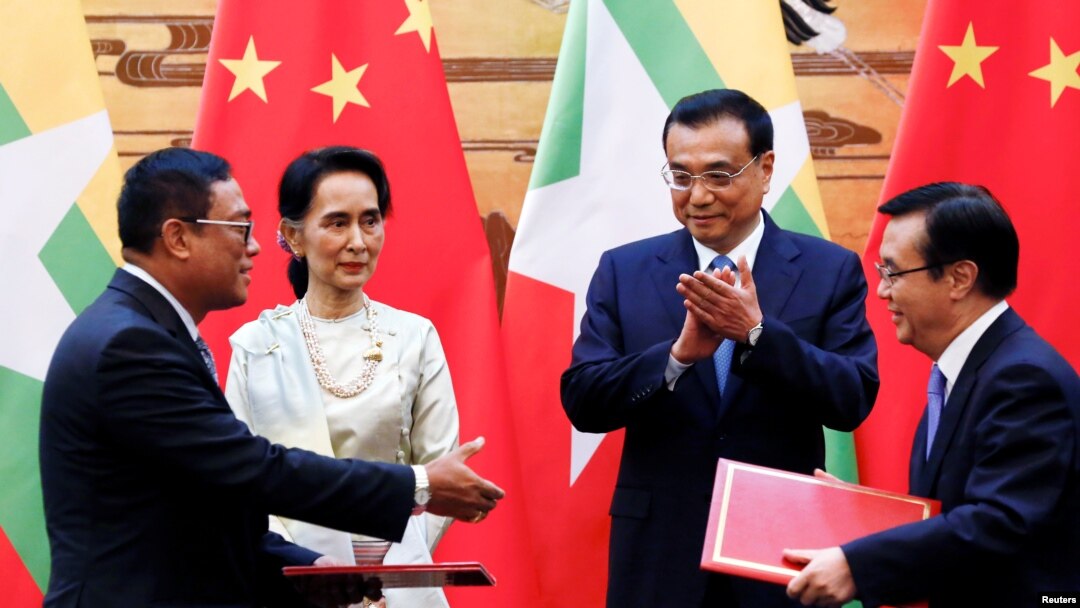 နိုင်ငံတော်အတိုင်ပင်ခံ ပုဂ္ဂိုလ် ဒေါ်အောင်ဆန်းစုကြည်နဲ့ တရုတ်ဝန်ကြီးချုပ် Li Keqiang (ဒု-ယာ) တို့ သဘောတူညီချက်များ လက်မှတ်ထိုးအခမ်းအနား။ (သြဂုတ် ၁၈၊ ၂၀၁၆)