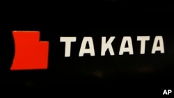 ARSIP – Logo Takata Corp. terpampang di sebuah toko onderdil mobil di Tokyo. (foto: AP Photo/Shizuo Kambayashi, Arsip)