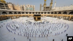Jemaah melakukan tawaf mengelilingi Ka'bah di Masjidil Haram di kota suci umat Islam Mekkah, Arab Saudi, 31 Juli 2020. (Foto: AP)