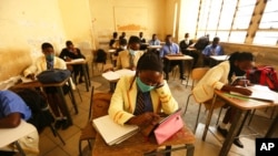 FILE - Pupils attend a class at a school in Harare, Sept, 28, 2020. This school year, Zimbabwe in-person classes resumed the week of August 30, 2021, but thousands of teachers are on strike.