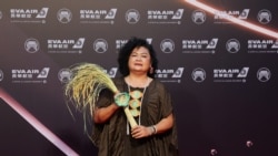 ཐེ་ཝན་གྱི་གཞས་མ་ཞིག་གིས་གནམ་སྡེ་སྒོ་མོ་ཆེའི་ཐང་ཆེན་མ་བརྗེད་པ་བྱེད་དགོས་ཞེས་བརྗོད་པ། 