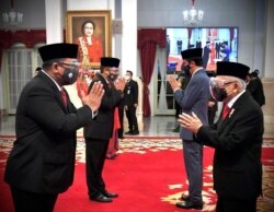 Presiden Joko Widodo dan Wakil Presiden Ma'ruf Amin beramah-tamah dengan para menteri dan wakil menteri baru seusai pelantikan di Istana Negara, Rabu, 23 Desember 2020. (Foto: Biro Pers Sekretariat Presiden)