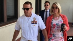 Komandan Operasi Khusus Angkatan Laut AS Edward Gallagher dan istrinya, tiba di pengadilan militer di Pangkalan AL San Diego, 1 Juli 2019.
