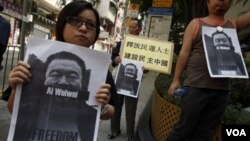 Para aktivis pro-demokrasi di Hongkong menuntut pembebasan Ai Weiwei, perancang stadion "Sarang Burung” Olimpiade Beijing 2008.