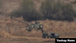 지난 1일 경기도 파주시 접경지역에서 K-9 자주포가 대기하고 있다. 한국 정부는 북한이 지난달 31일부터 군사분계선(MDL) 북방 여러 곳에서 GPS 교란 전파를 발사하고 있다며 즉각적인 중단을 요구했다.