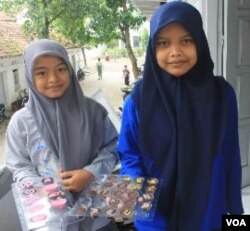 Dua santri perempuan di Ponpes Ali Maksum menunjukkan hasil kue yang mereka buat (3/2).
