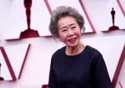 Youn Yuh-jung tiba di acara penghargaan Piala Oscar, di Union Station, Los Angeles, Minggu, 25 April 2021. (Foto: Chris Pizzello, poll via AP)