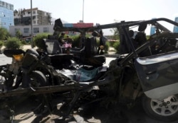 Personel keamanan Afghanistan memeriksa lokasi ledakan bom di Kabul, Afghanistan, Kamis, 3 Juni 2021. (Foto: AP)