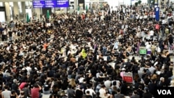 數以千計香港市民參與8月9日繼續"和你飛"第二次機場反送中集會，幾乎坐滿入境大堂。（攝影: 美國之音湯惠芸）