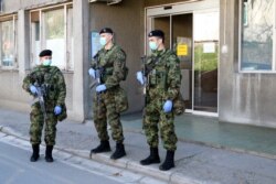 Pripadnici Vojske Srbije, sa zaštitnim medicinskim maskama i u rukavicama, obezbeđuju objekte u gradovima po Srbiji. (Foto: Fejsbuk stranica Ministarstva odbrane Srbije)