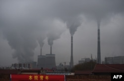 Asap menyembur dari pembangkit listrik berbahan bakar batu bara di dekat Datong, di Provinsi Shanxi, China utara. (Foto: AFP)