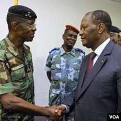 Presiden terpilih Alassane Ouattara (kanan) menyalami Jenderal Philippe Mangou, mantan kepala angkatan bersenjata Gbagbo.