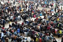 武漢解封日漢口火車站裡候車的旅客（2020年4月8日）