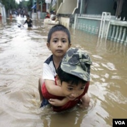 Selain jalan ambles dan krisis air bersih, banjir juga menjadi ancaman bagi Jakarta karena kerusakan lingkungan.