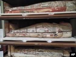Beberapa mumi yang diawetkan tampak terlihat di area pameran museum Mesir di Kairo. (Emma Paolin via AP)