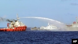 越南海岸警衛隊公佈的一張視頻截圖裡，5月7日中國船隻向越南船隻噴射高壓水槍。