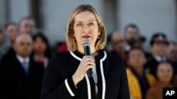 英国内政大臣安珀·路德（Amber Rudd）在伦敦特拉法加广场上为袭击事件遇难者的烛光守夜行动中讲话（2017年3月23日）