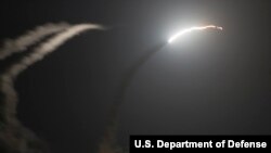 Pentagon merilis foto serangan udara dengan rudal Tomahawk ke arah sasaran militan ISIS (23/9).